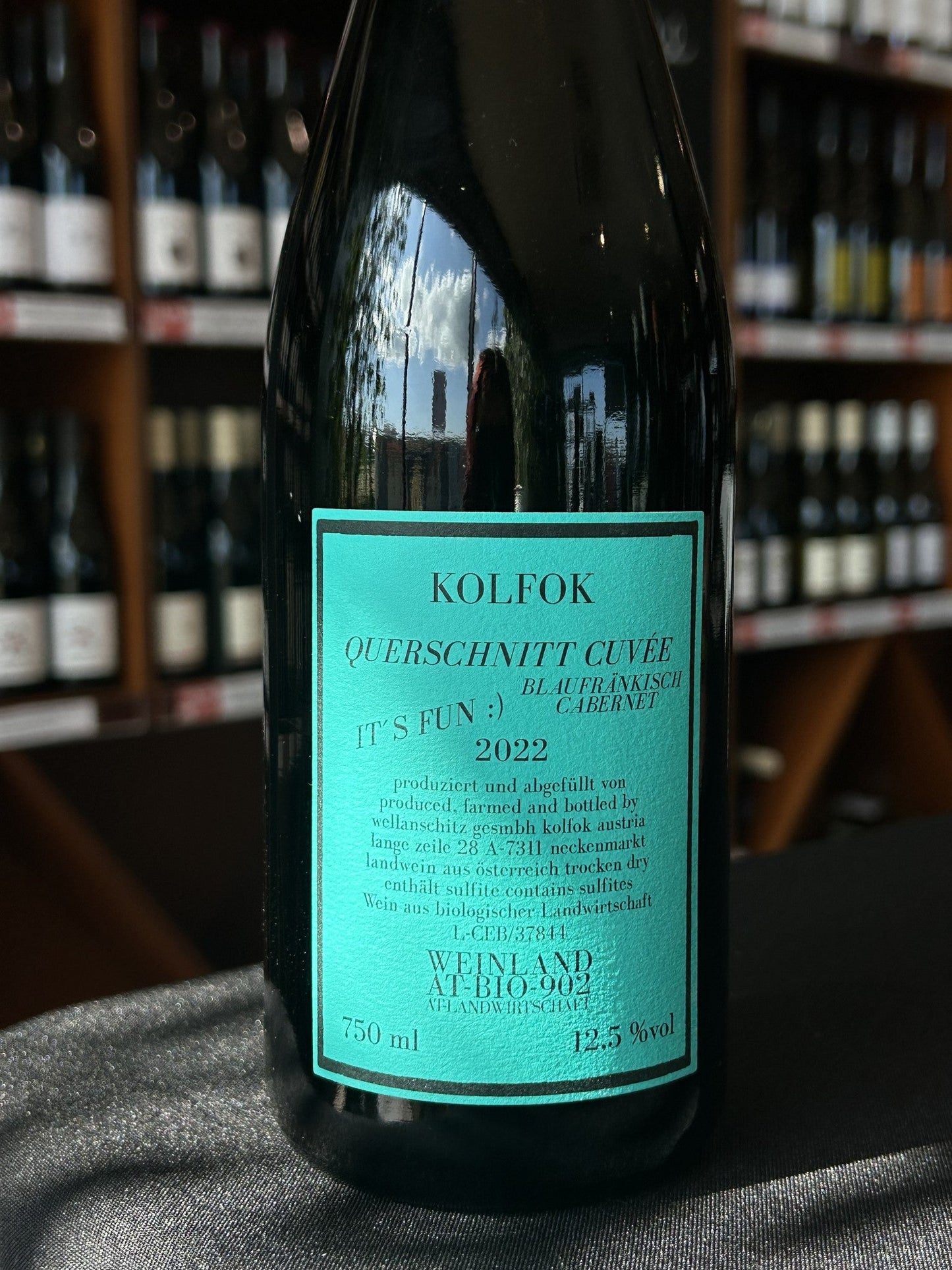 Weingut Kolfok Querschnitt red back label